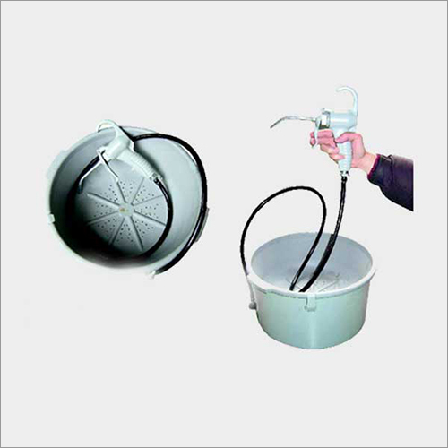 बाल्टी के साथ ऑयल गन