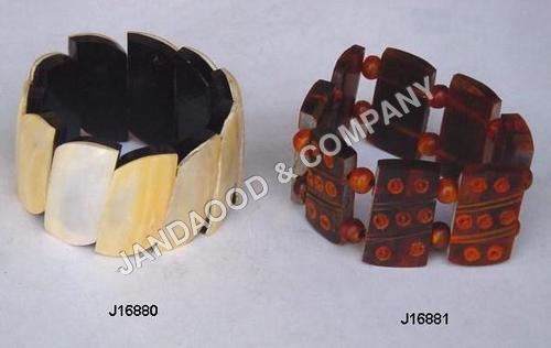 मदर ऑफ़ पर्ल और रेजिन से बना स्ट्रेच ब्रासलेट