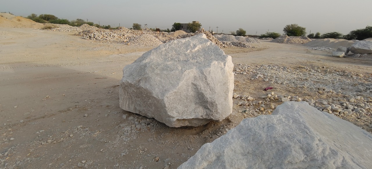 Quartz Decorative Rocks - Big Size, White Color, Impurity-free Material With Applications In Decorative Structures & Quartz Slab Manufacturing