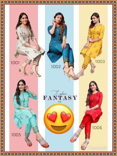 एम्ब्रॉयडरी वर्क कुर्ती के साथ स्प्रिंग हैवी कॉटन प्रिंट