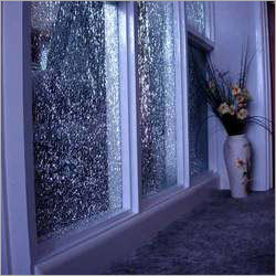 मुख्य सरलता और मजबूती के साथ निर्मित, Toughened Glass का उपयोग सुरक्षा और दीर्घकालिक स्थिरता के लिए किया जाता है। यह कांच अत्यधिक तापमान और प्रभाव का सामना करने में सक्षम होता है, जिससे यह प्रतियोगिता में एक बेहतरीन विकल्प बनता है।