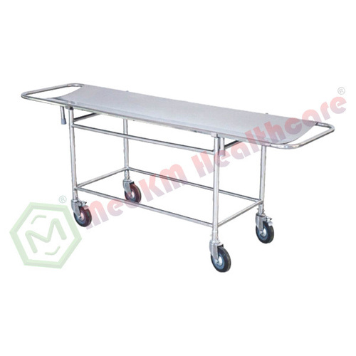 स्ट्रेचर ट्राली पर