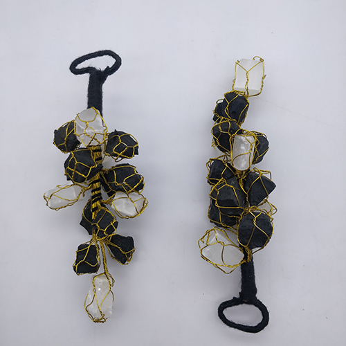 टूमलाइन हैंगिंग के साथ सेलेनाइट