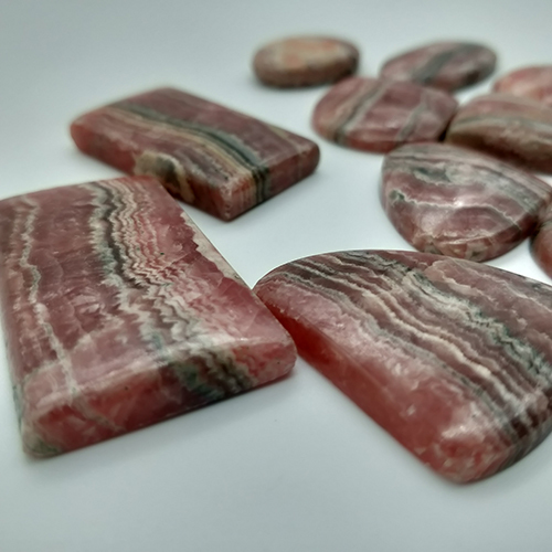 प्राकृतिक रोडोक्रोसाइट लूज मल्टी शेप कैबोचोन