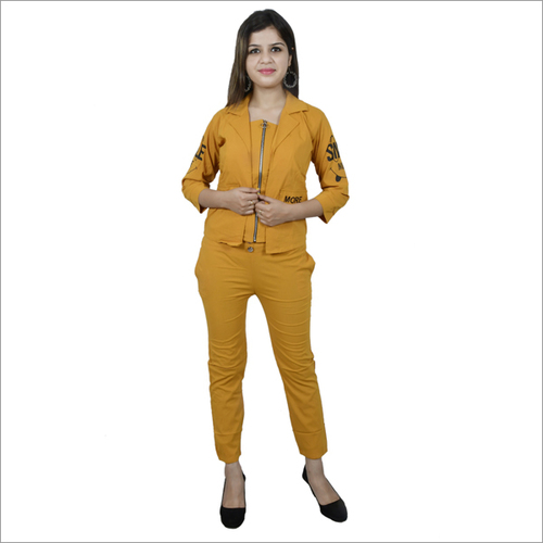 ट्राउजर सेट के साथ किसी भी रंग की लड़की की पीली जैकेट