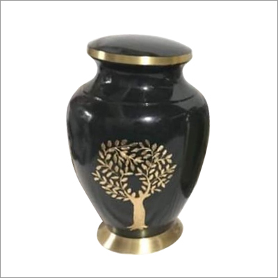 चमकाने वाले प्राचीन पीतल के कलश