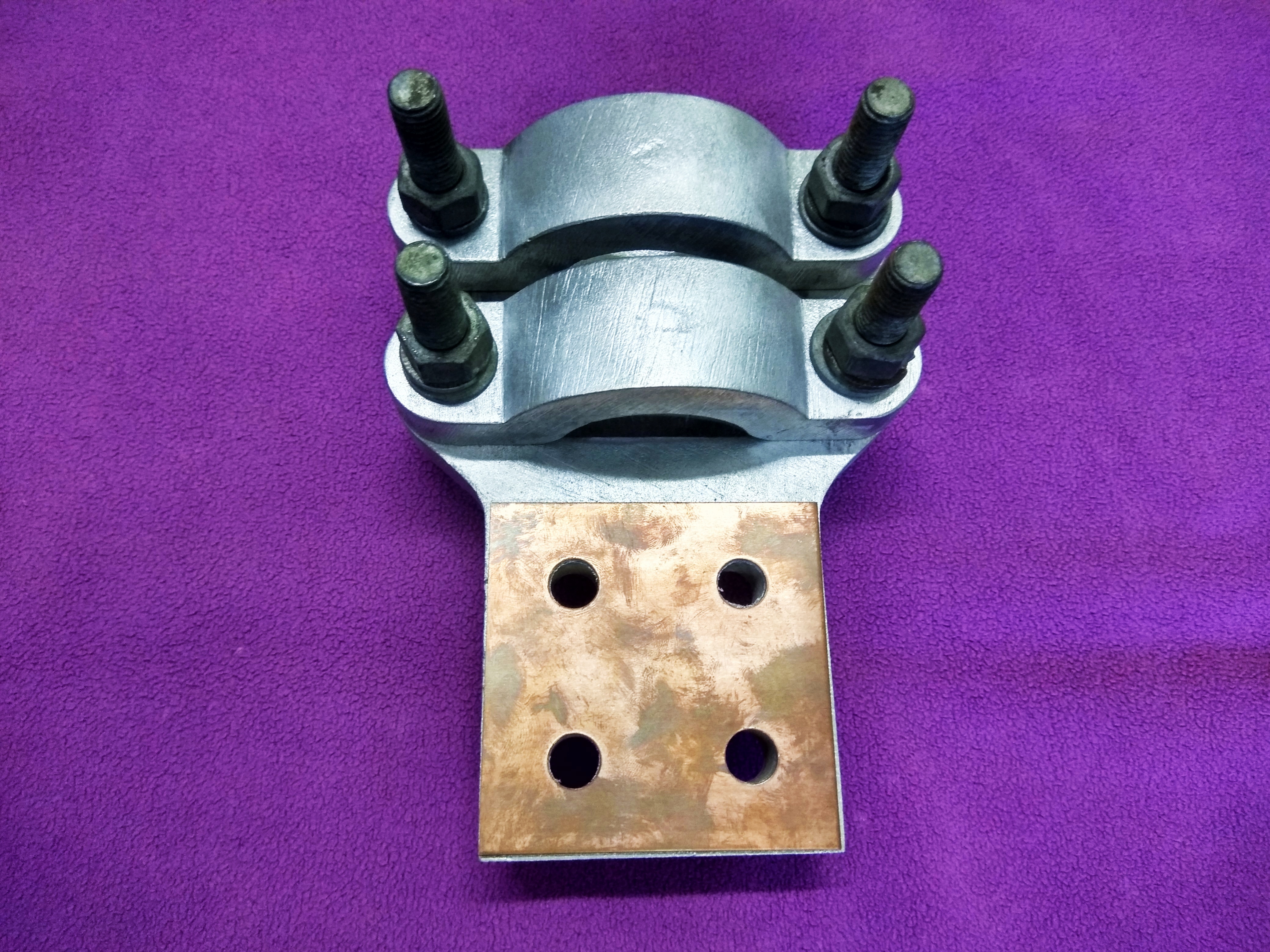 Aluminium Pad Connectors - Is Specification Compliant, 600-2000 Amps, Silver Rectangular Shape, Customizable Design