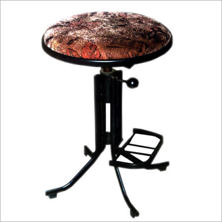 डिज़ाइनर व्रॉघ्ट आयरन स्टूल