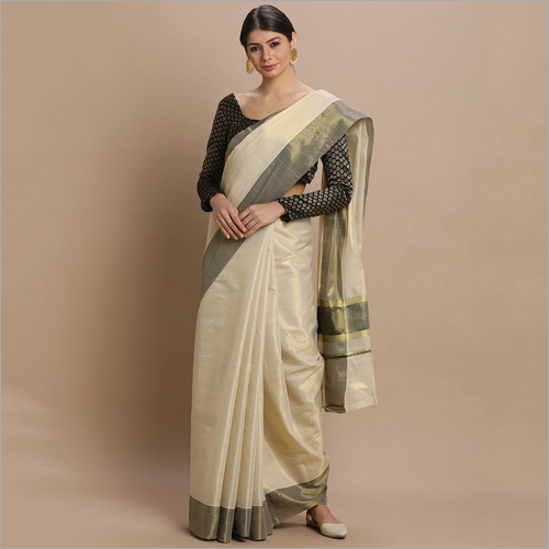 प्लेन गोल्ड टिश्यू बॉडी और ब्लैक थ्रेड पल्लू के साथ ऑफ व्हाइट केरला कासवु साड़ी