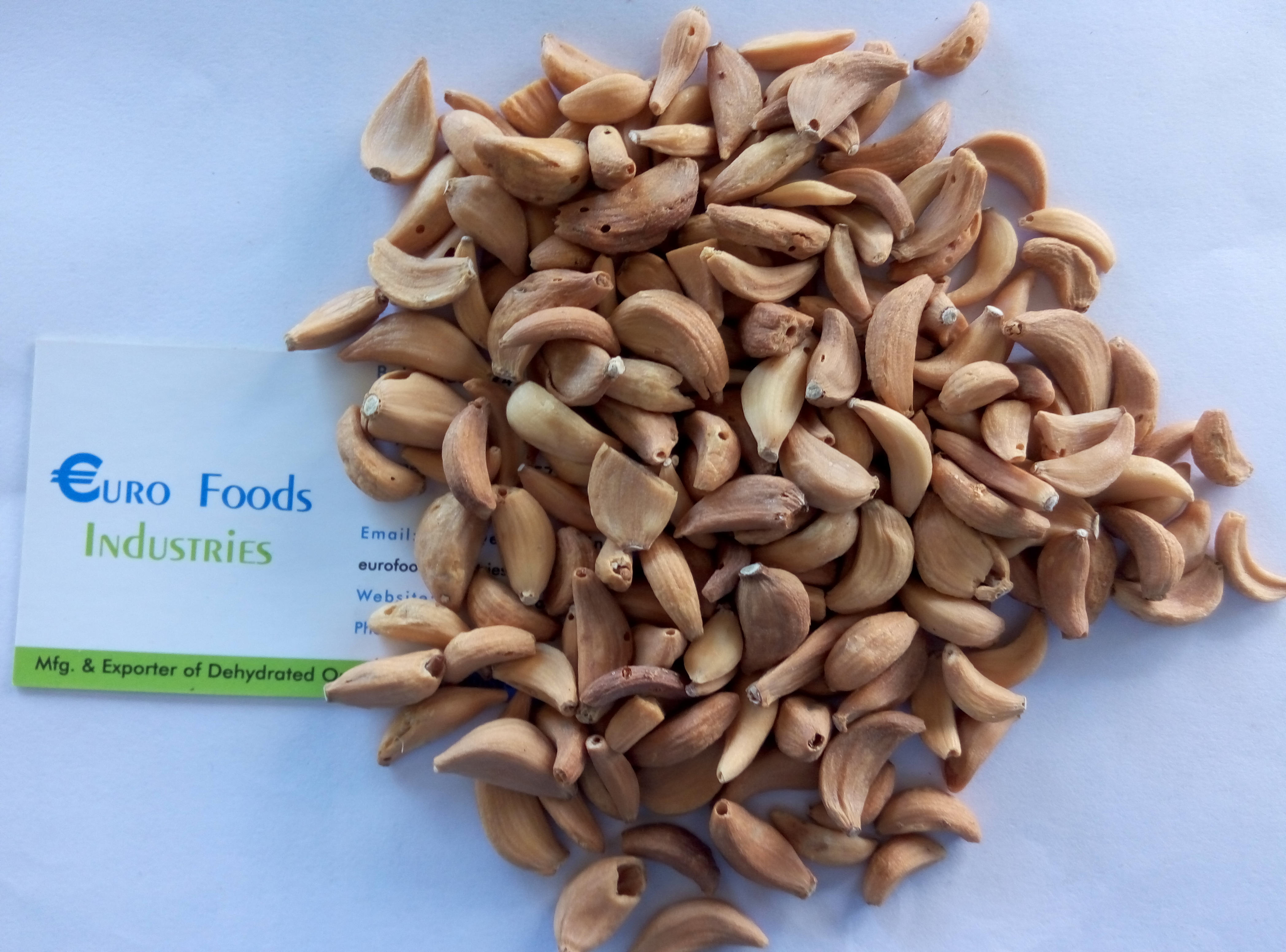 Dehydrated Garlic Flakes - No Preservatives, 1.6-1.8 Mm Thickness | Continuous Hot Air Drying, 24 Months Shelf Life, Attractive Garnish