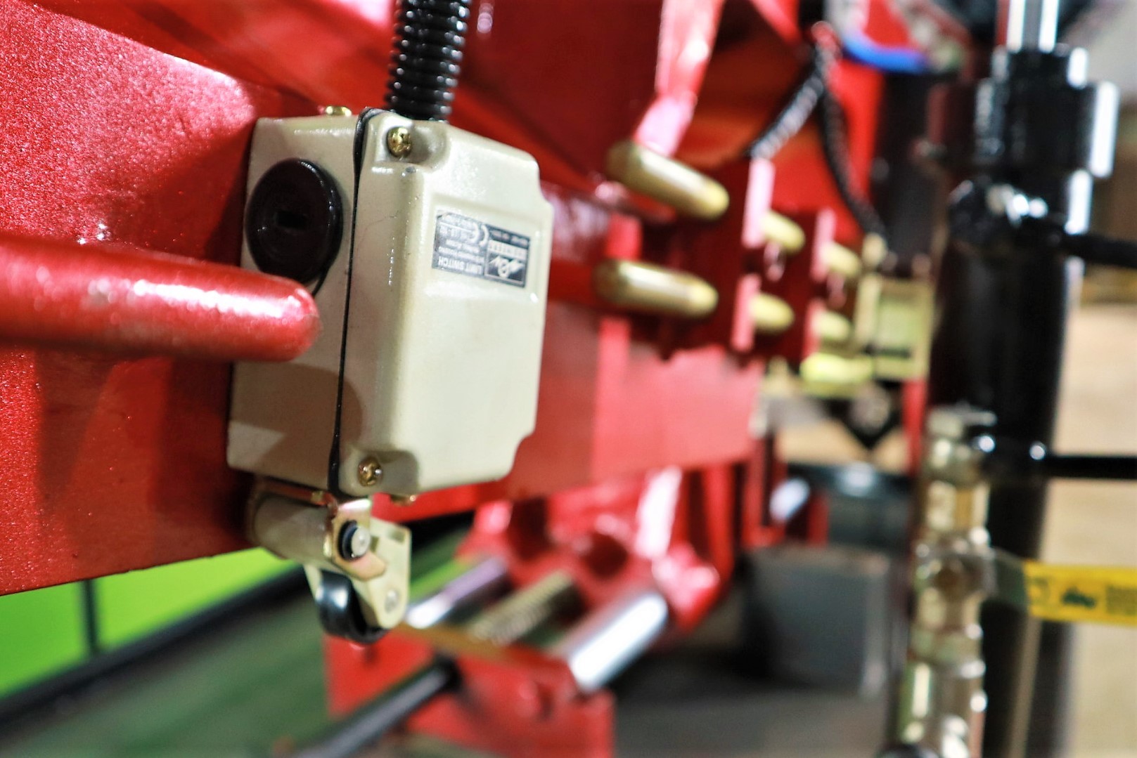 Metal Cutting Bandsaw Machine - 200 Mm Cutting Capacity, 3000 X 27 X 0.9 Blade Size, Blue & Grey Combo | Semi Hydraulic, High Efficiency, Low Noise, 3-year Warranty