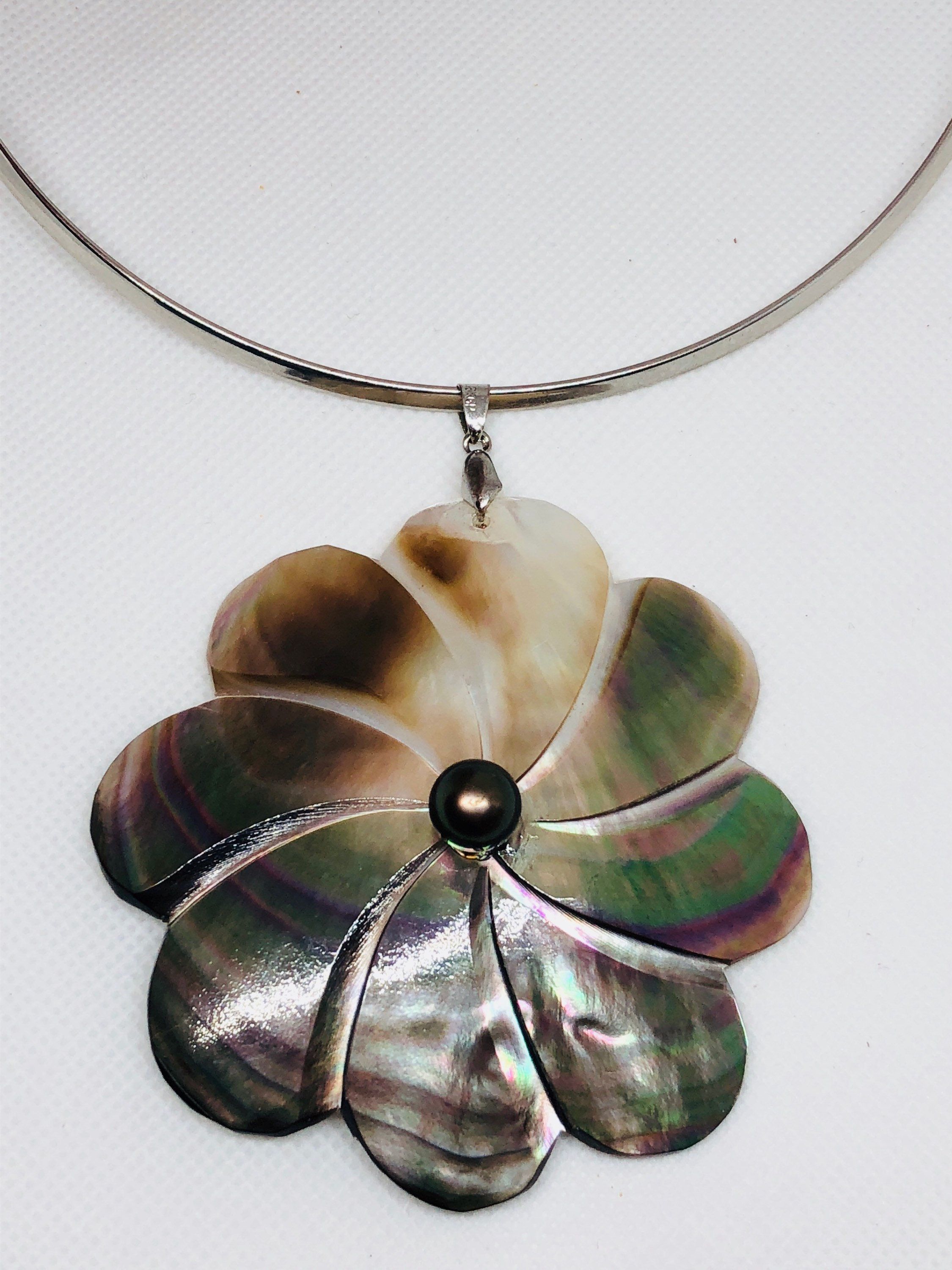 Shell Pendant - Color: Multi