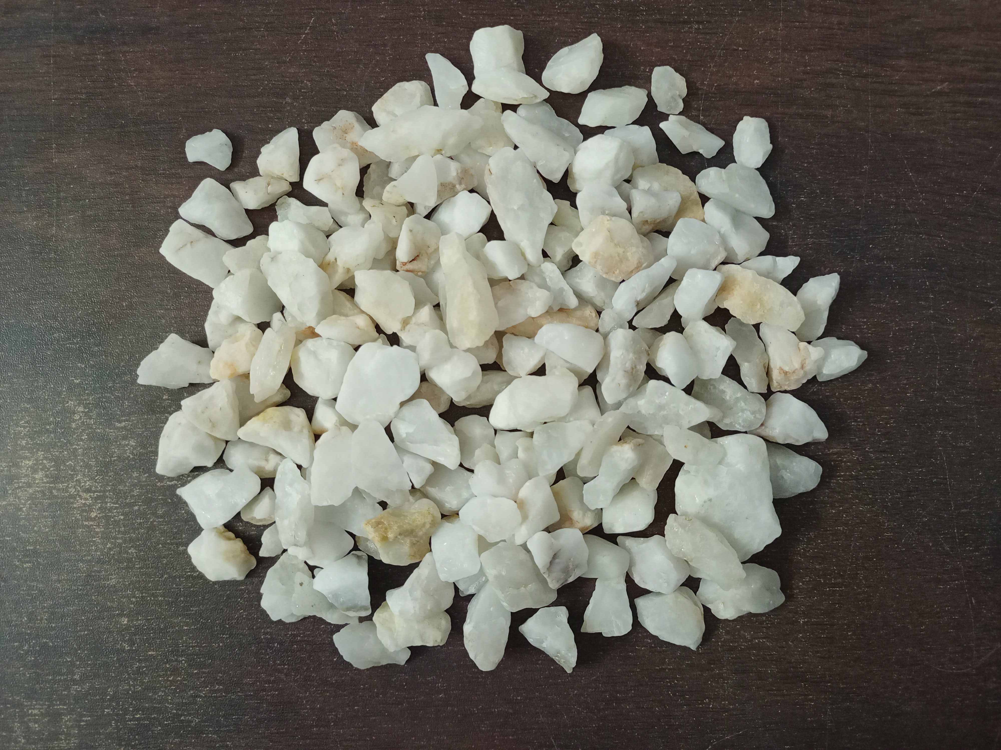 Supper White Different Size Crushed Granular Quartz Chips And Sand For Commercial And Industrial Use - Stone Form: Cut-to-size