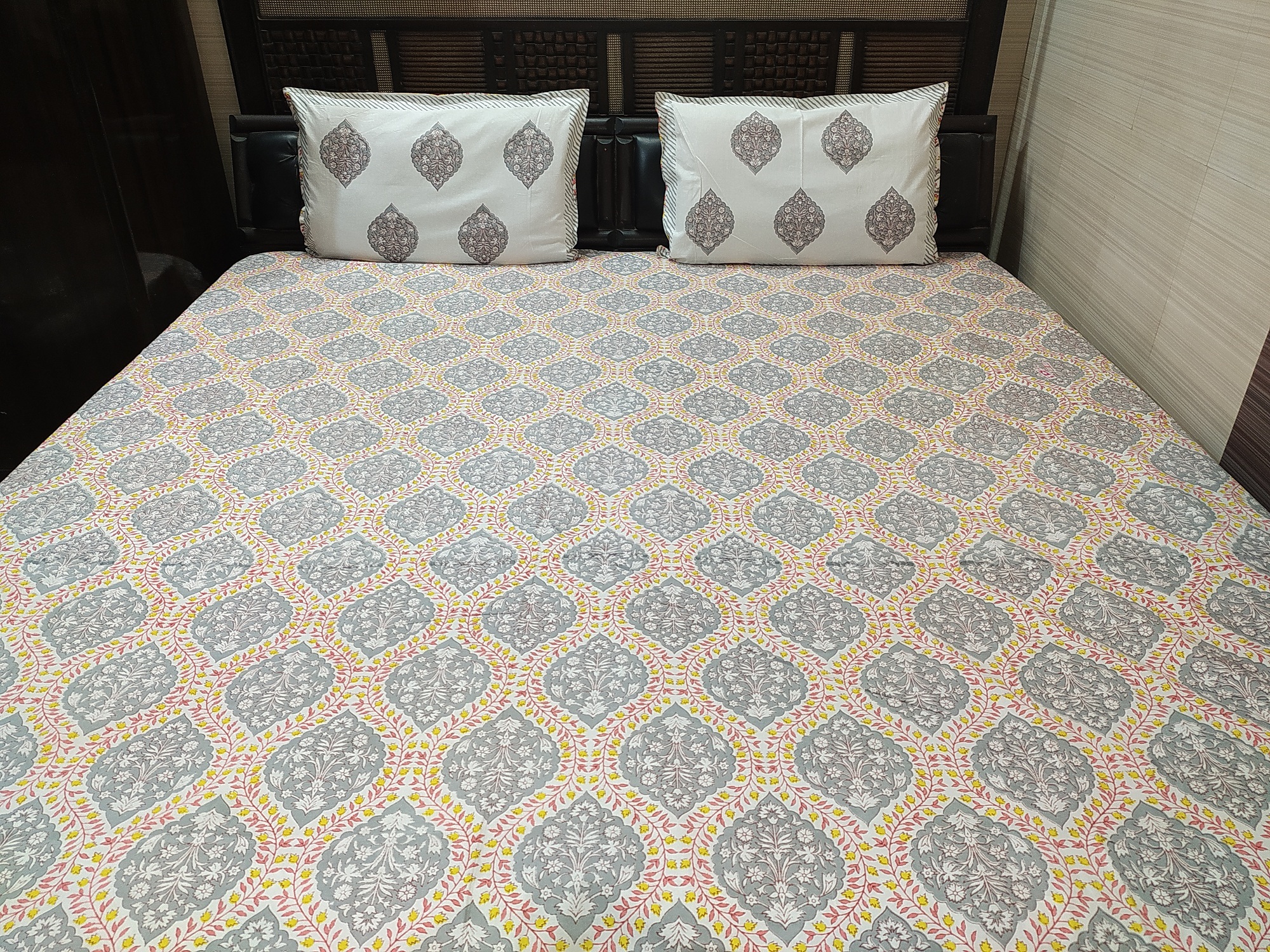 Multi Abc Textile Printed Pure Cotton King Size Double Bedsheet & 2 Pillow Covers (100x108 Inches)