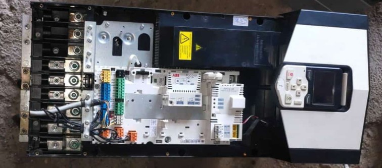 Abb Ac Drive - 100hp, 150a | Black And White Ac Drive For Industrial Applications