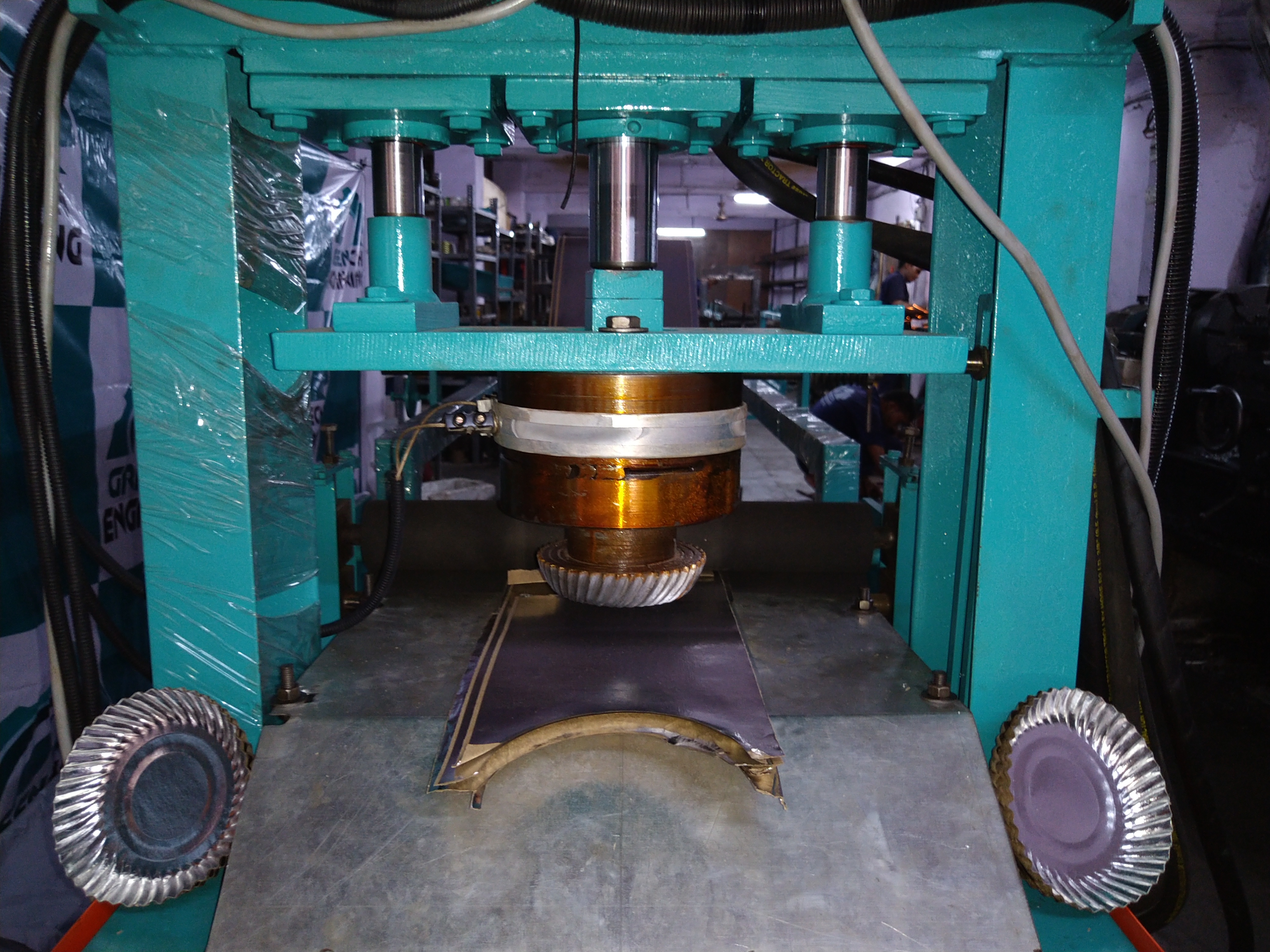 Fully Automatic Paper Plate Making Machine - 4 Inch Cutting Size, 2100 Capacity | Computerized Plc Control, Green & White, 1 Year Warranty