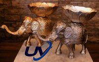  नक्काशीदार कटोरे के साथ धातु में बने उत्कीर्ण सजावटी हाथी 