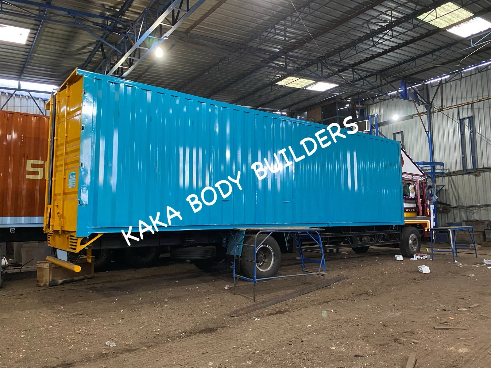 Truck Container Weight: 650 Kilograms (Kg)