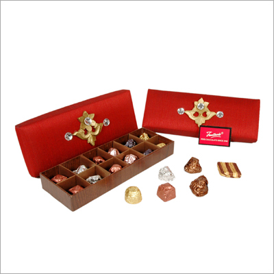 12 पीस सिल्क बॉक्स