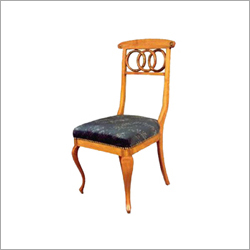 लकड़ी की कुर्सी