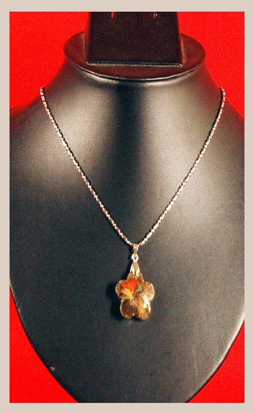 रजत रंग की धातु की चेन