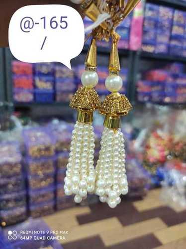 एम्ब्रॉयडरी किया हुआ गोल्डन एंड व्हाइट डिज़ाइनर लटकन