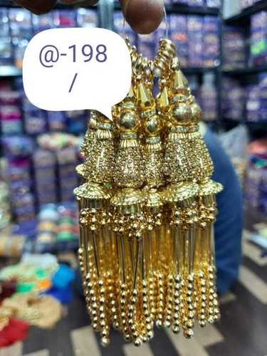 एम्ब्रॉयडरी किया हुआ गोल्डन डिज़ाइनर लटकन