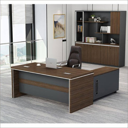 लकड़ी के निदेशक डेस्क