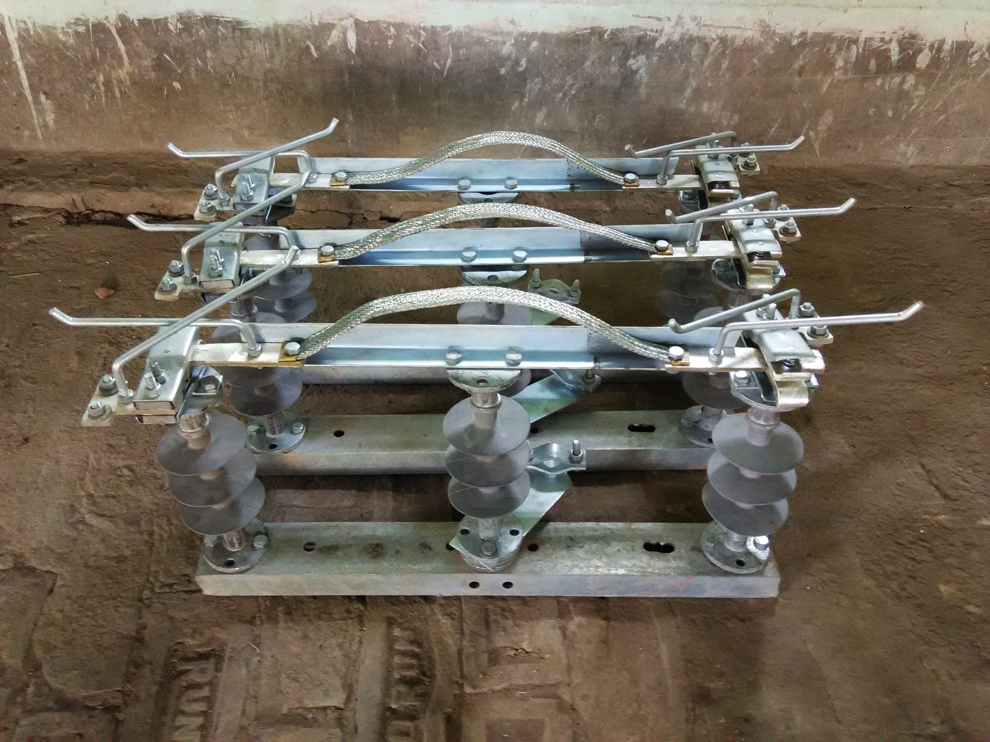11 Kv Polymer Double Break Isolator Application: Pole Line Fittings And Substation Fittings