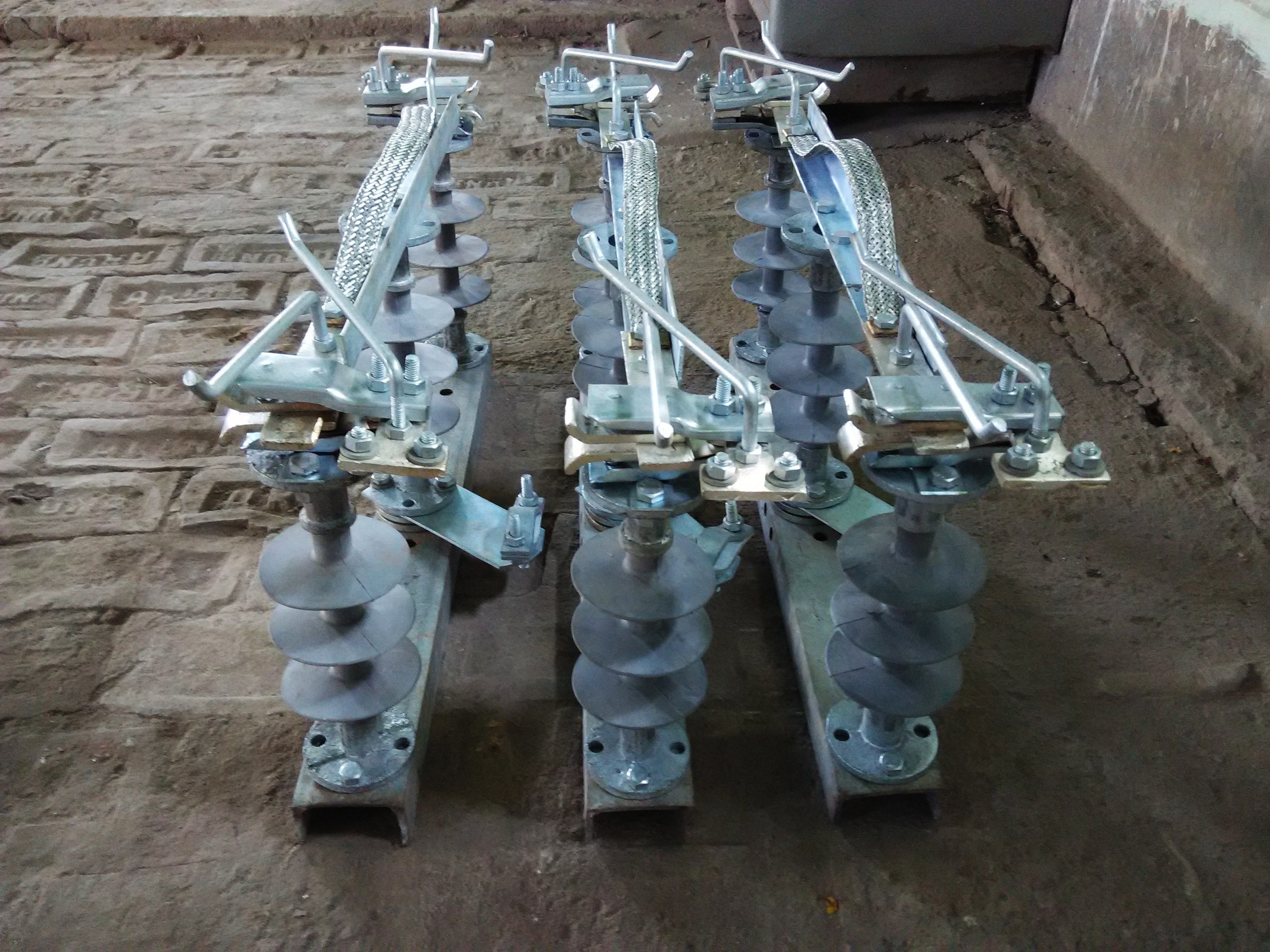 11 Kv Polymer Double Break Isolator Application: Pole Line Fittings And Substation Fittings