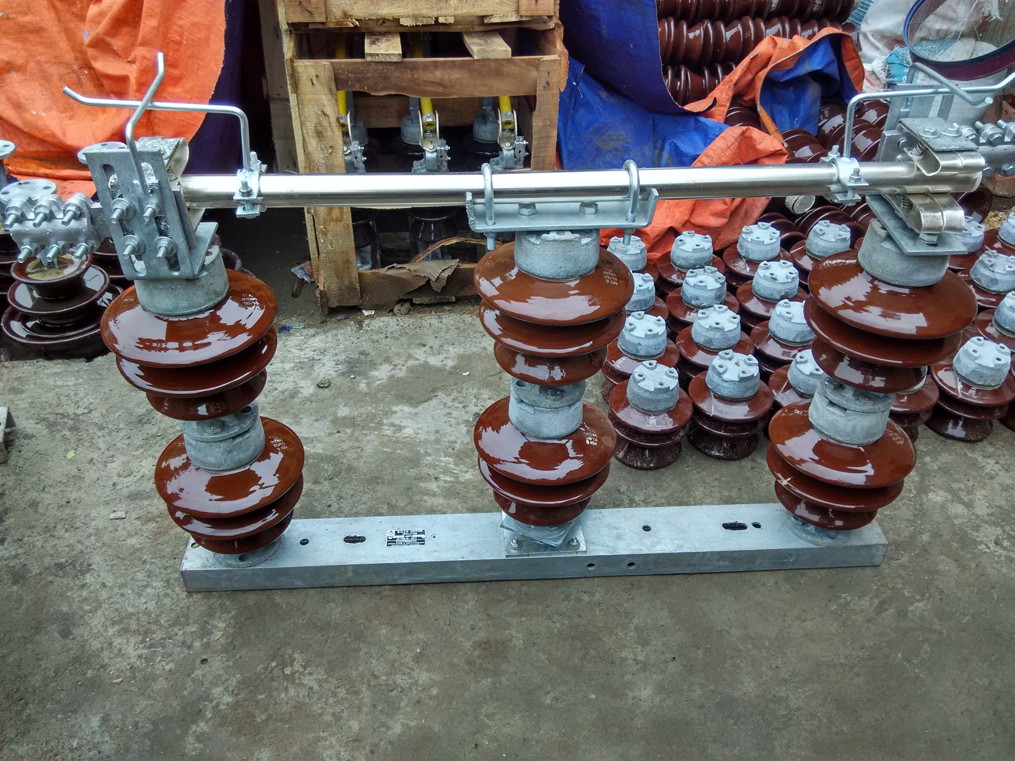33 Kv Double Break Porcelain Isolator - 400 Amps, Hot Dip Galvanized, Brown Glazed Insulators | Long Life, Weather Resistant, Easy Installation, Pole Line And Substation Fittings