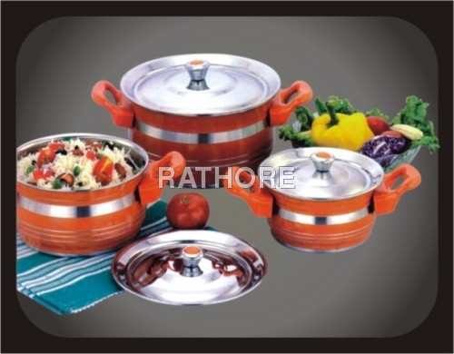 नारंगी रंग का बर्तन रंगीन हैंडल के साथ