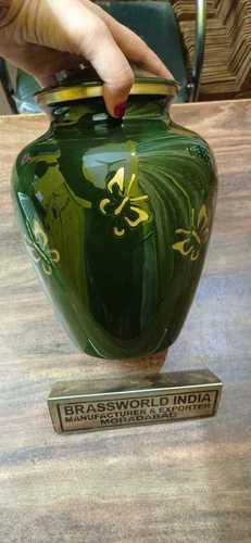 अंतिम संस्कार की सामग्री के साथ अंतिम संस्कार कलश हरे रंग संयोजन के साथ तितली