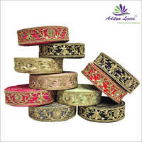 9 Mtr सजावटी कढ़ाई मालबेरी फ़ैब्रिक लेस के साथ