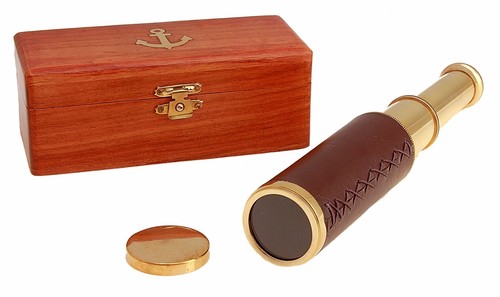 लकड़ी के बक्से के साथ पोलिश फ़िनिश नॉटिकल टेलीस्कोप