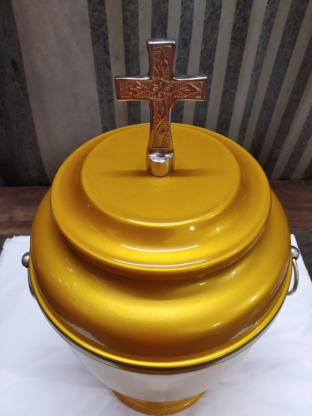 Iron Yellow Shining With Cross Cremation Urn Funeral Supplies