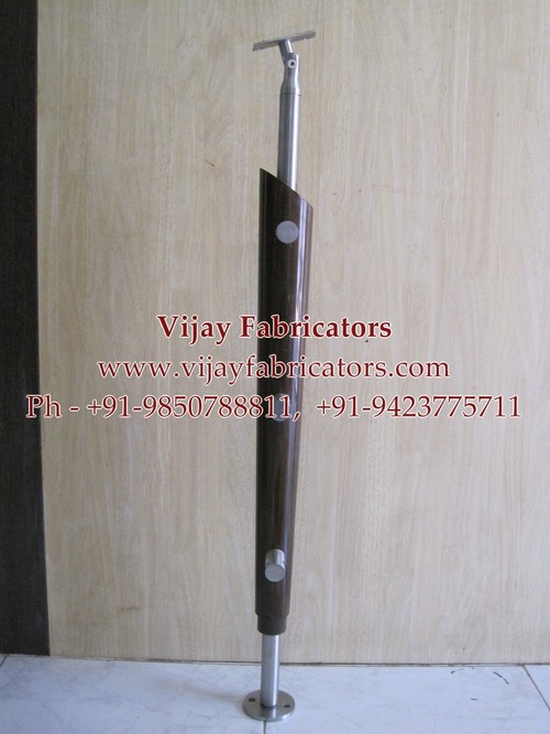 लकड़ी और एसएस बैलस्ट्रेड