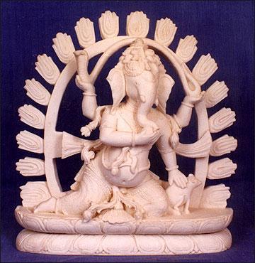 पत्थर और संगमरमर के हाथ से बने शिल्प