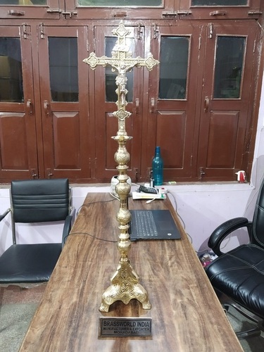 जीसस क्राइस्ट चर्च की आपूर्ति के साथ ब्रास आल्टर क्रॉस