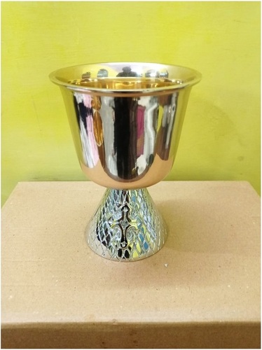 ब्रास ग्रीन क्रॉस उत्कीर्ण प्याला और पैटन