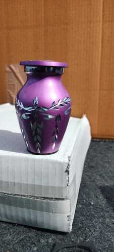 एल्युमिनियम पर्पल डायमंड कट लीव्स एंग्रेव्ड कीपसेक अर्न