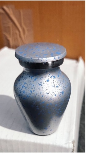 ब्लू डॉटेड प्रिंटेड यादगार कलश पर एल्युमिनियम ग्रे