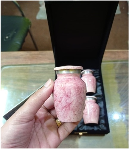 एल्युमीनियम टेक्सचर लाल रंग का यादगार कलश