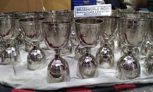 पीतल के बड़े आकार की चांदी पर प्याला उकेरा गया