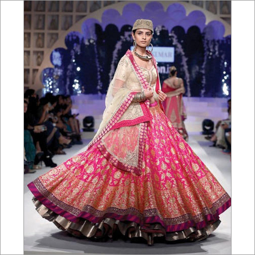 महिलाओं का हाफ स्लीव स्वरोवस्की लहंगा