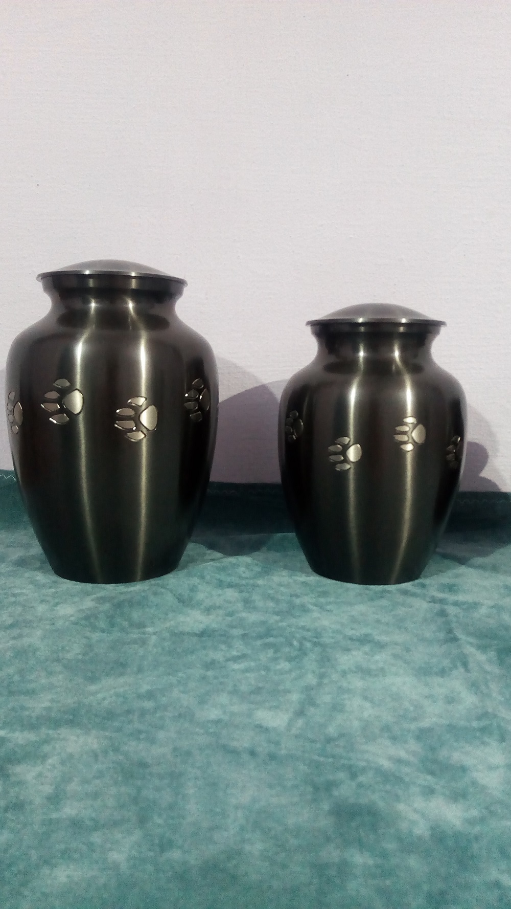 Brass Anthrecite Grey Pet P[aw Engraved Cremation Urn Funeral Supplies