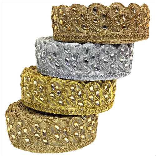 देवियों गोल्डन डिजाइनर लेस