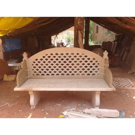 सैंडस्टोन बेंच