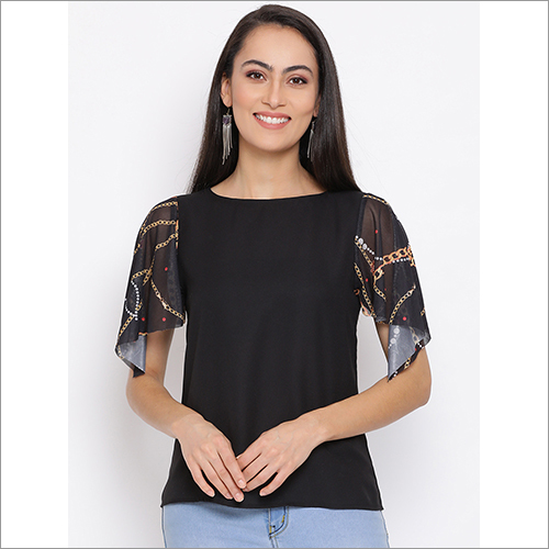 प्लेन लेडीज़ ब्लैक सॉलिड टॉप नेट स्लीव्स के साथ