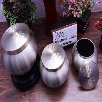 पीतल के अलग-अलग आकार के चांदी के पालतू पंजा उकेरे गए श्मशान कलश अंतिम संस्कार की आपूर्ति